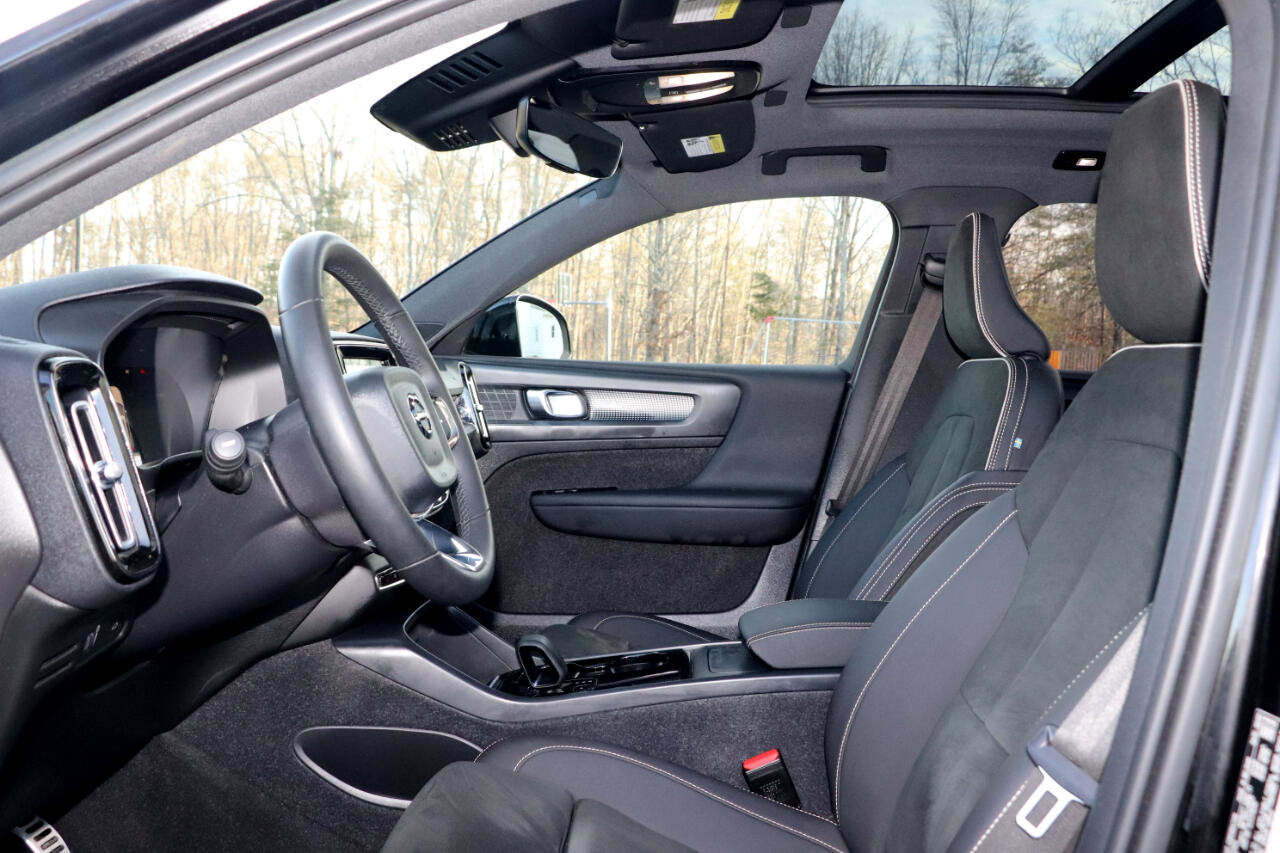 Used 2022 Volvo XC40 P8 Recharge Plus image 16