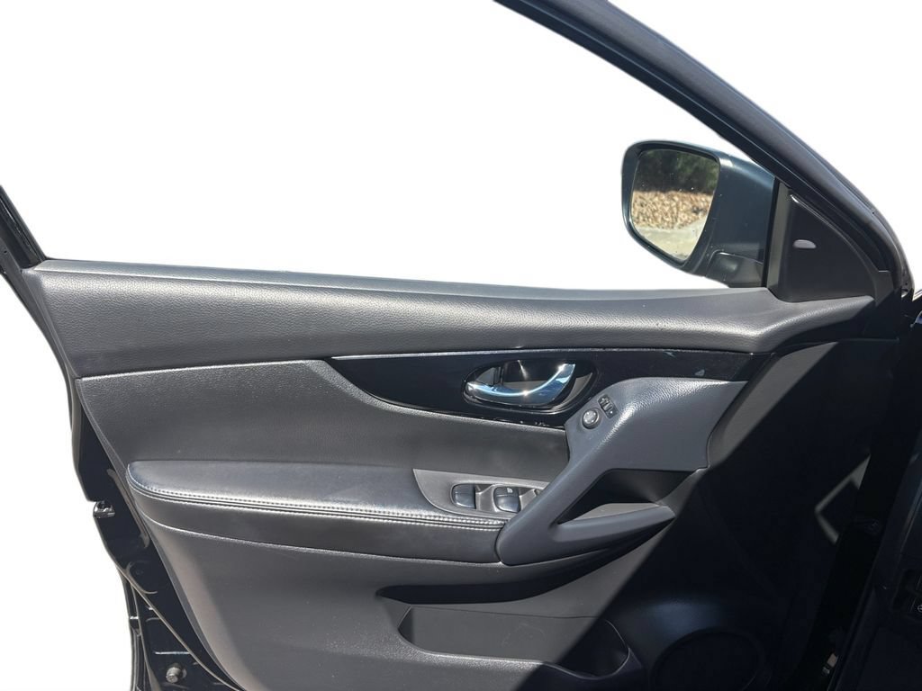 Used 2022 Nissan Rogue Sport SL AWD/4WD image 17