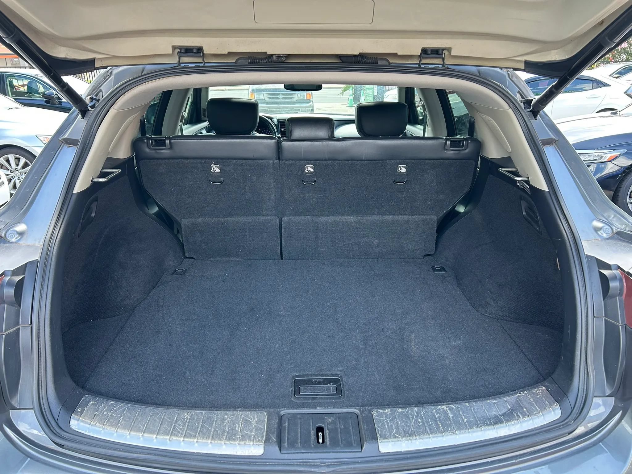 Used 2013 INFINITI FX37 AWD w/ Premium Pkg image 32