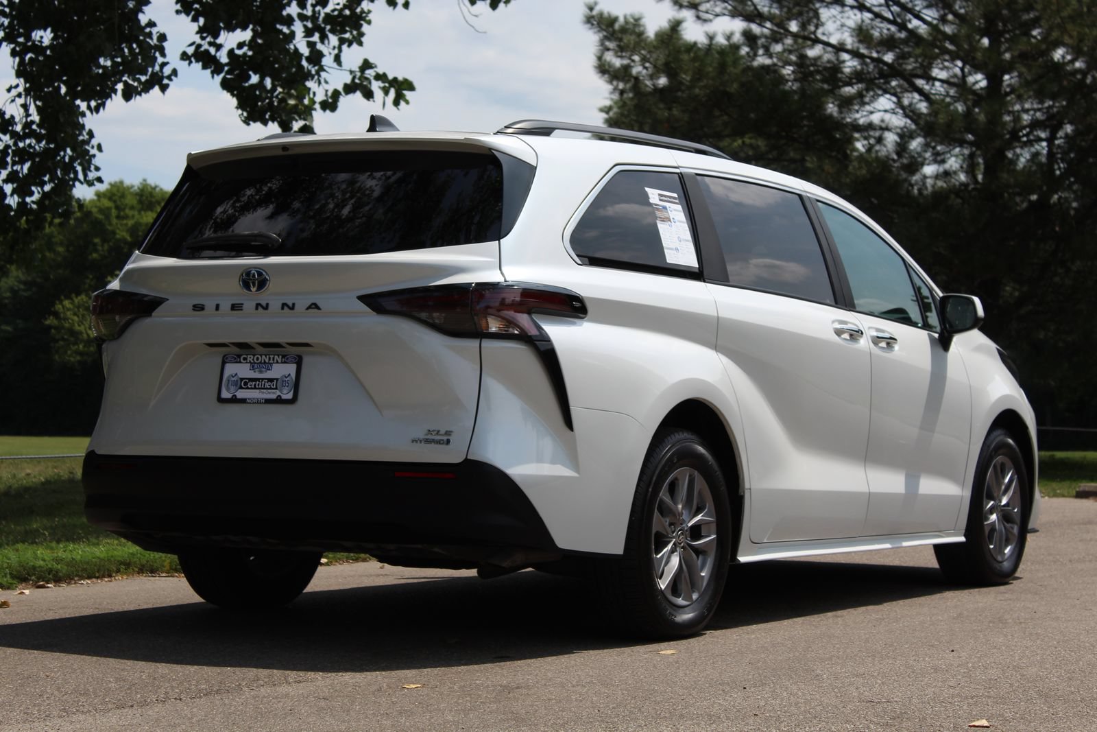 Used 2024 Toyota Sienna XLE FWD image 8