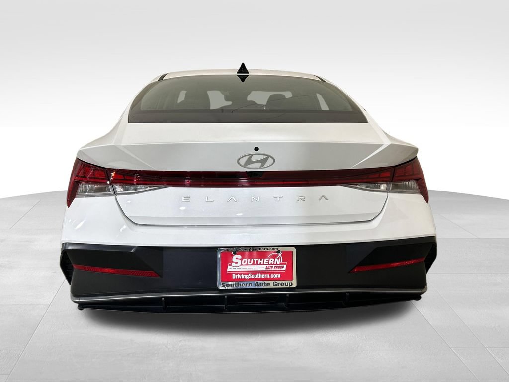 Used 2024 Hyundai Elantra SEL w/ Convenience Package FWD image 4