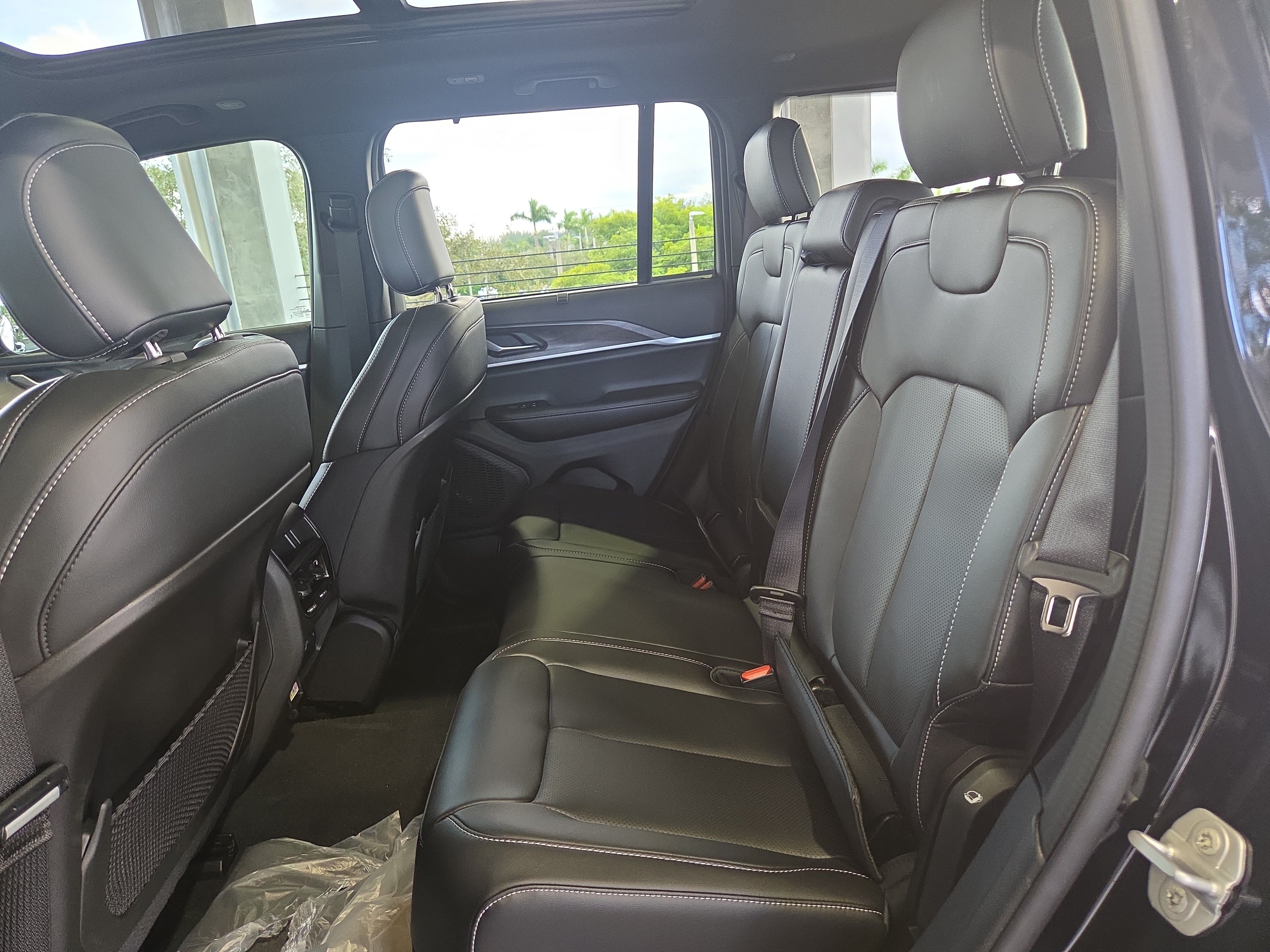 New 2025 Jeep Grand Cherokee Limited w/ Luxury Tech Group II AWD/4WD image 15