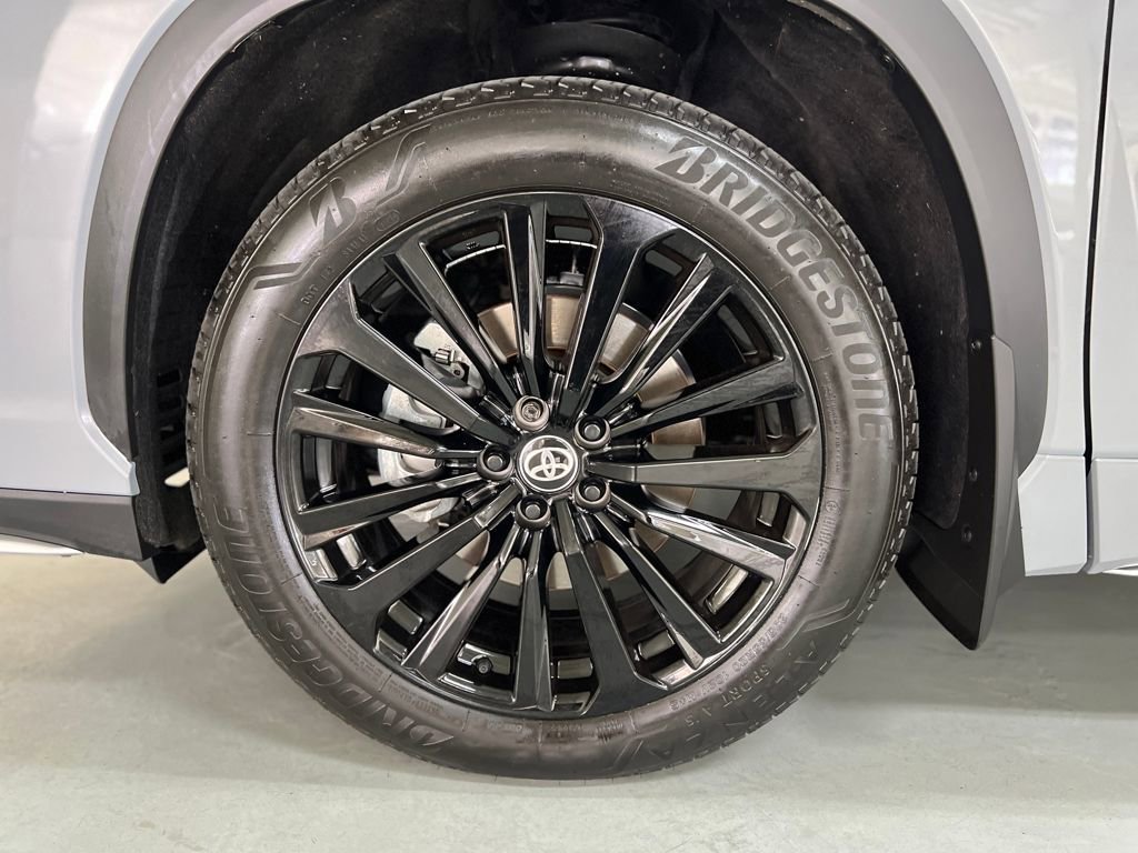 Certified 2025 Toyota Highlander XSE image 9