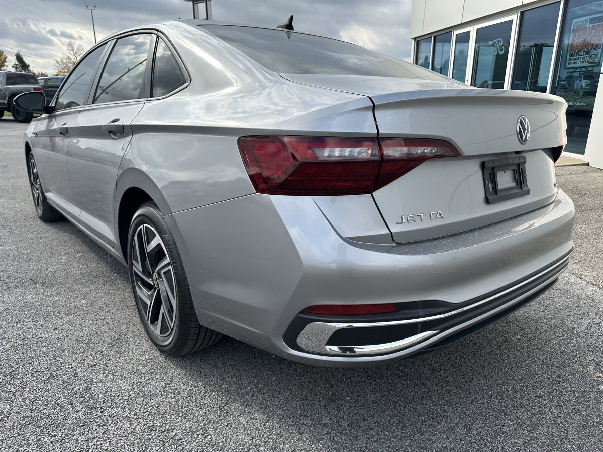 Used 2022 Volkswagen Jetta SEL image 2