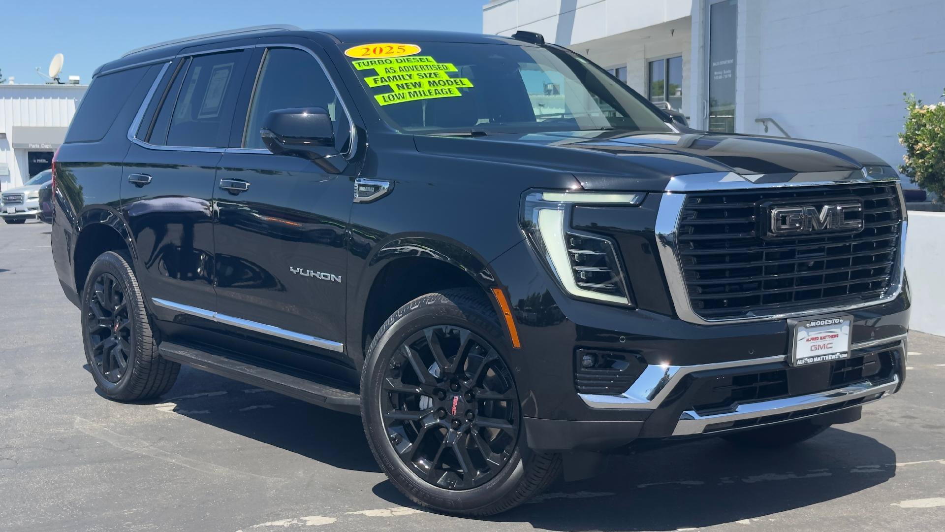 Used 2025 GMC Yukon Elevation AWD/4WD image 1