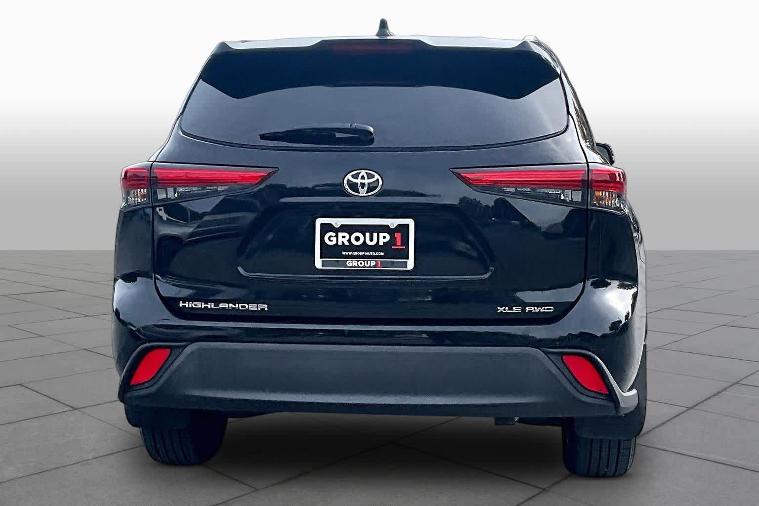 Used 2022 Toyota Highlander XLE AWD/4WD image 5