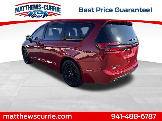 Used 2025 Chrysler Pacifica Limited image 6