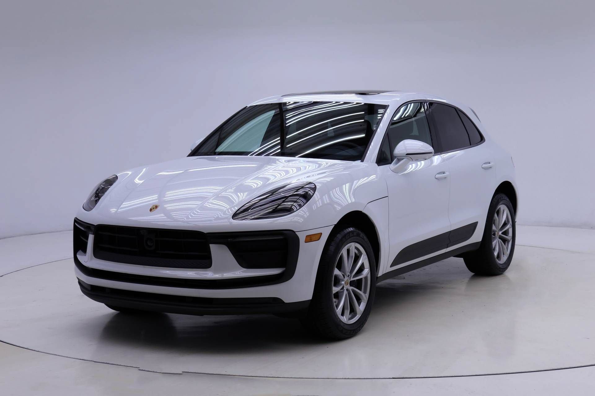 Used 2025 Porsche Macan AWD/4WD image 1