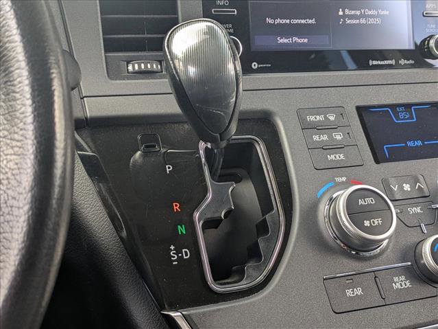 Used 2018 Toyota Sienna SE image 11