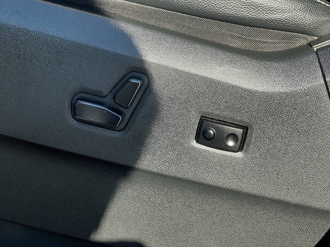 Used 2016 Chrysler Town & Country Touring image 10