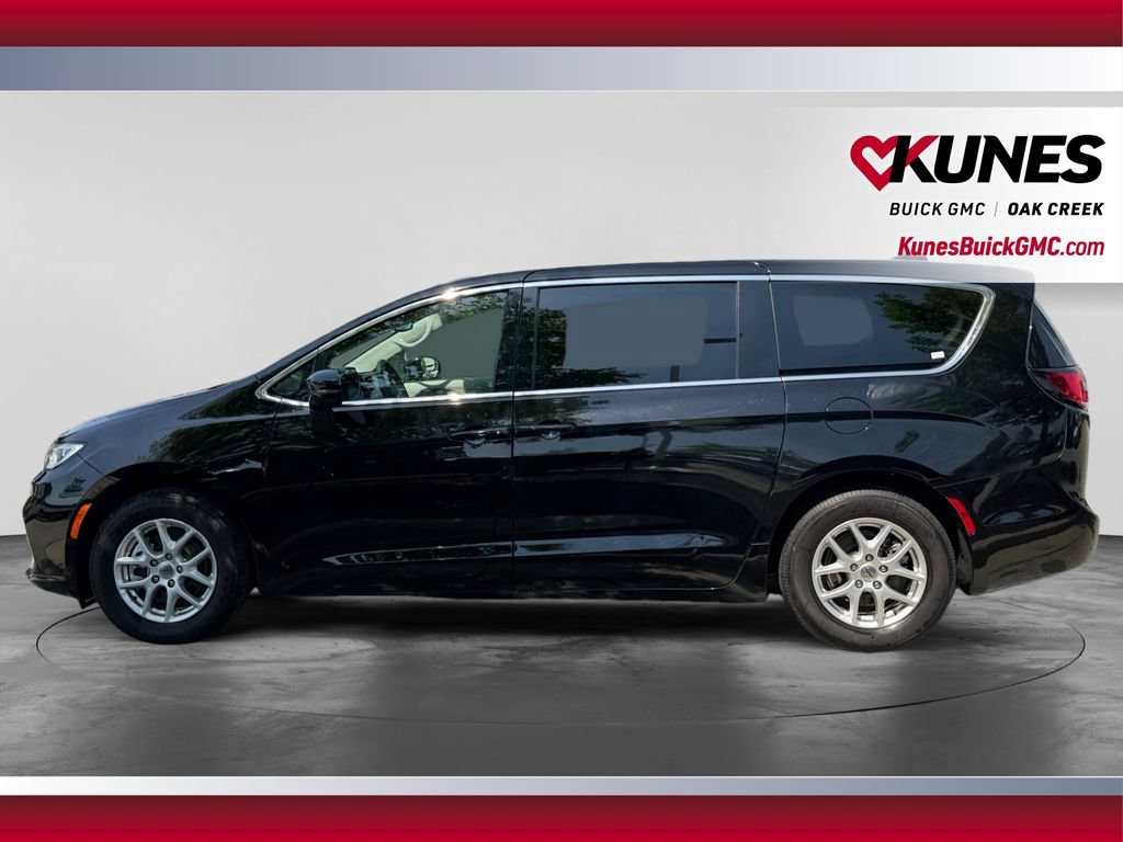 Used 2024 Chrysler Pacifica Touring-L FWD image 6