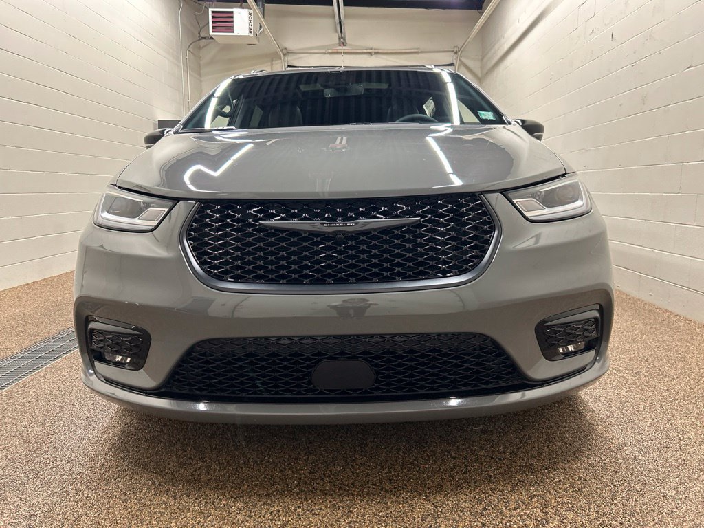 Used 2025 Chrysler Pacifica Limited FWD image 6
