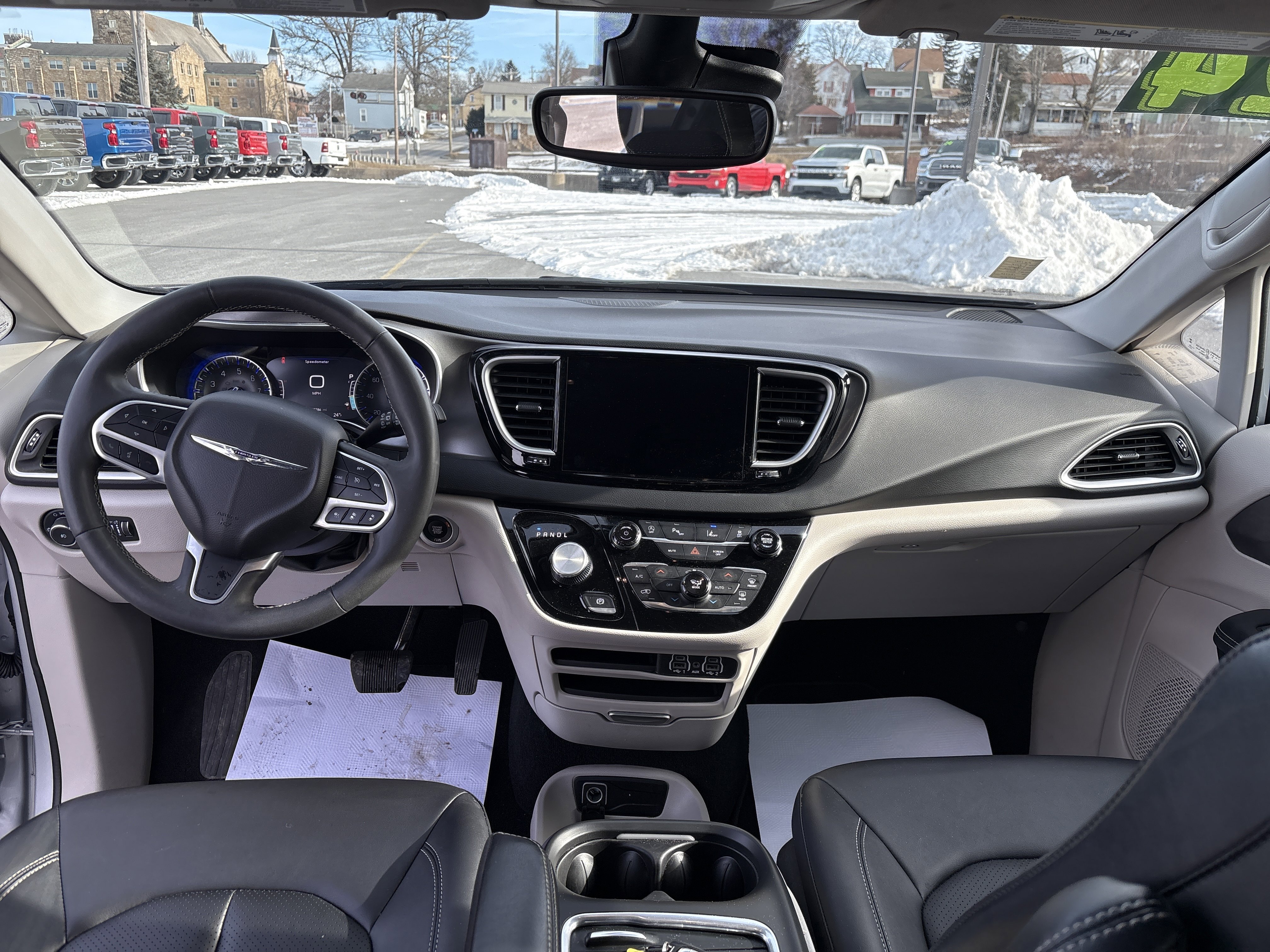 Used 2024 Chrysler Pacifica Touring-L image 15