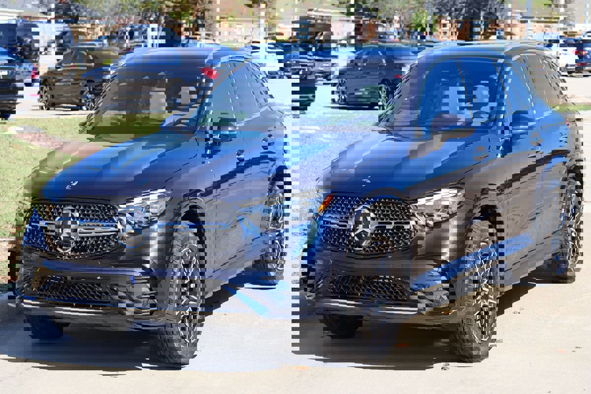 Used 2024 Mercedes-Benz GLC 300 4MATIC w/ AMG Line image 4