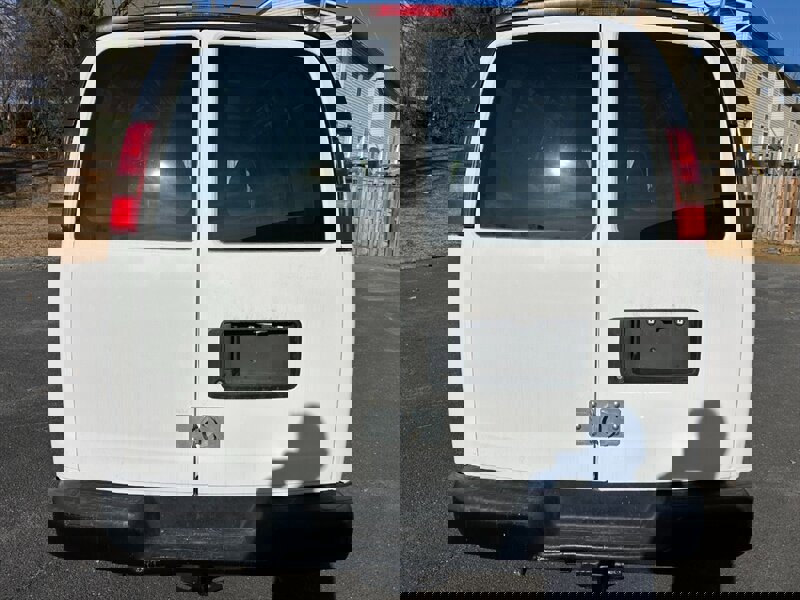 Used 2010 Chevrolet Express 1500 image 4