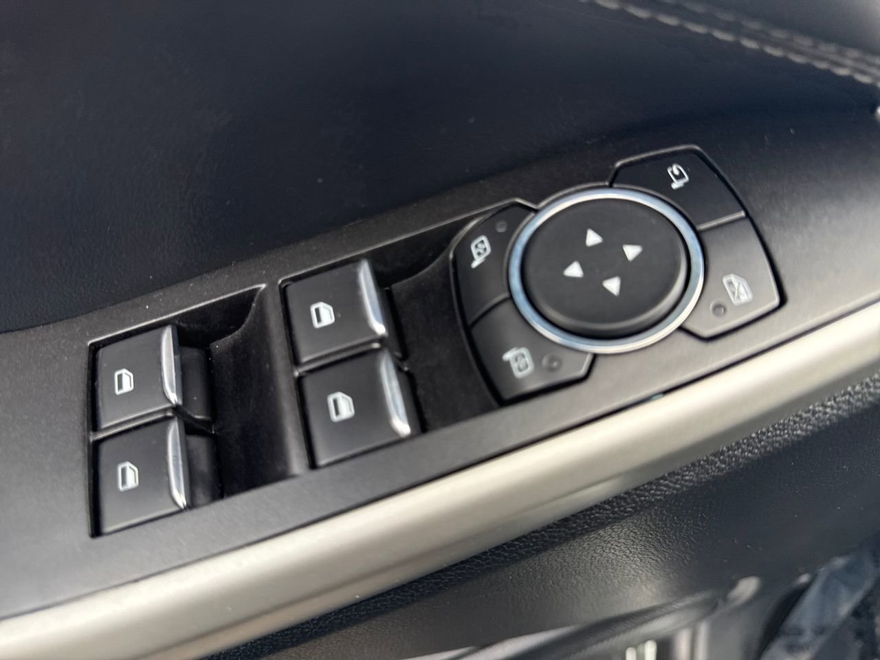 Used 2022 Ford Explorer Limited w/ Equipment Group 301A image 16