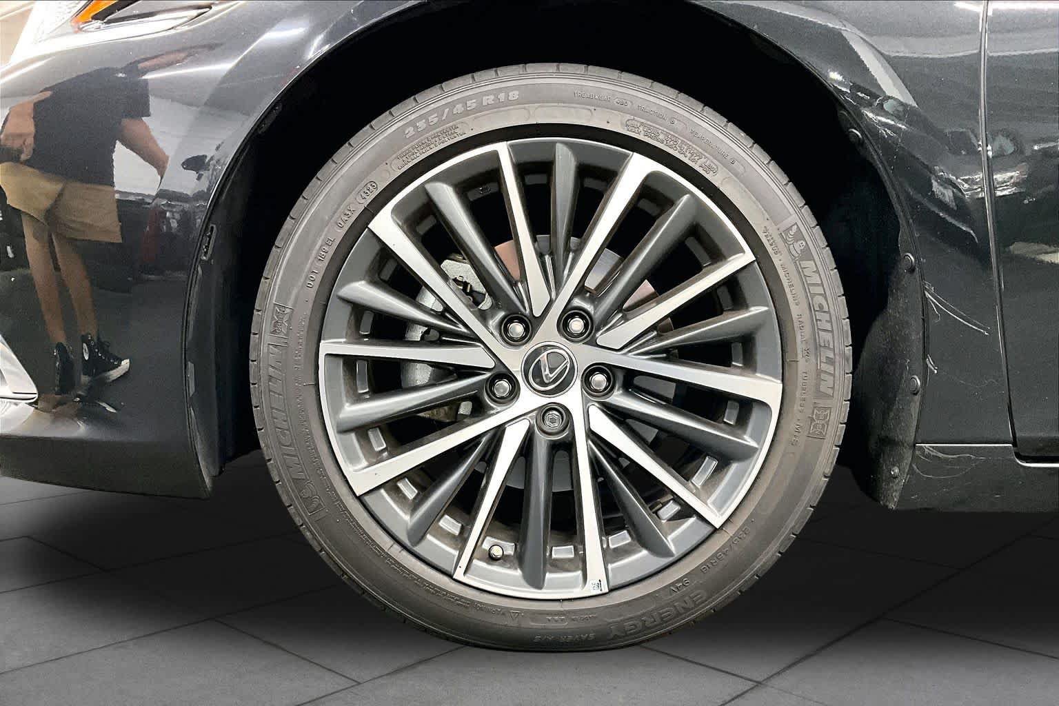 Used 2024 Lexus ES 300h w/ Premium Package FWD image 10