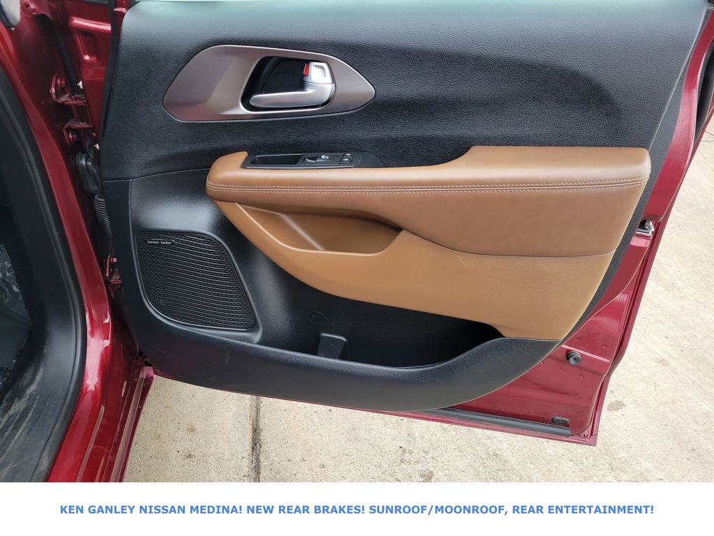 Used 2017 Chrysler Pacifica Limited image 54