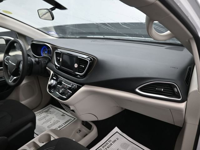 Used 2022 Chrysler Voyager LX image 11