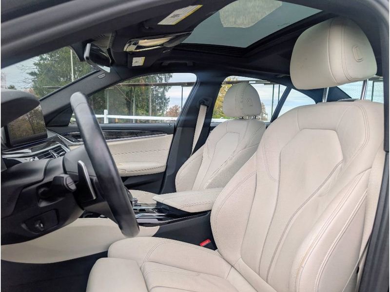 Used 2022 BMW 530i xDrive w/ M Sport Package image 15