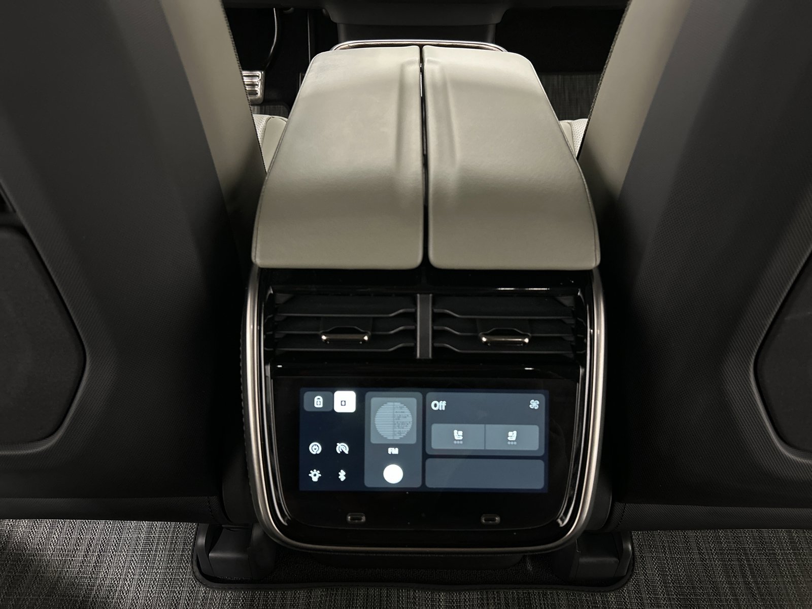 Used 2023 Rivian R1S Adventure image 30