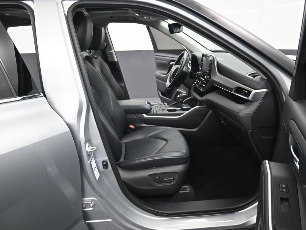 Used 2021 Toyota Highlander XLE image 35