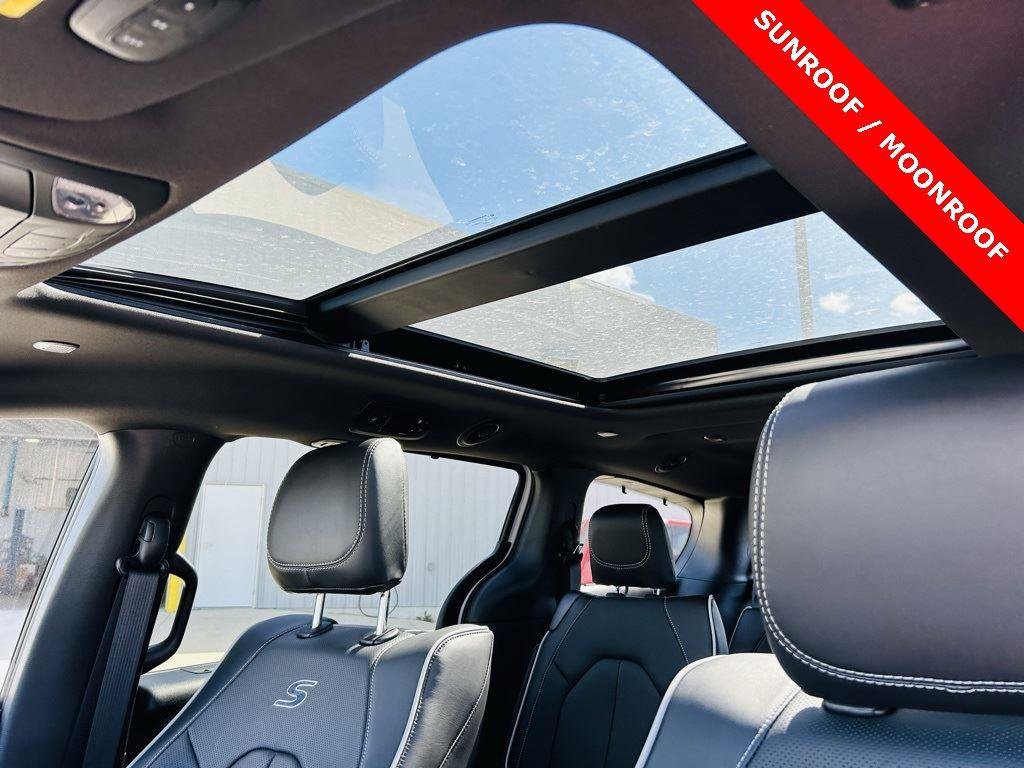 New 2026 Chrysler Pacifica Limited w/ Uconnect Theater Family Group image 5