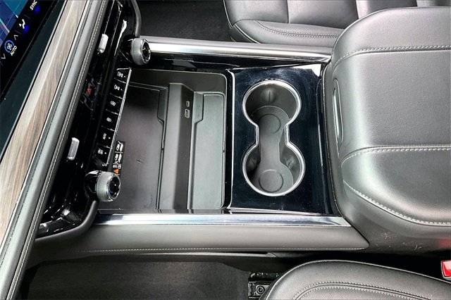 Used 2025 Chevrolet Suburban Z71 image 18