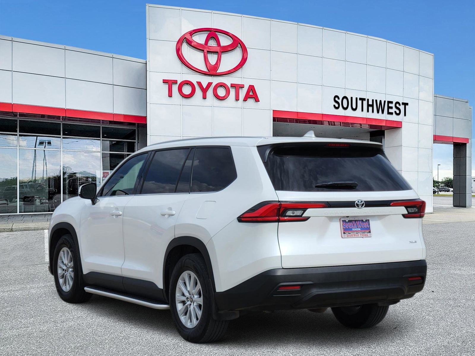 Used 2024 Toyota Grand Highlander XLE image 4