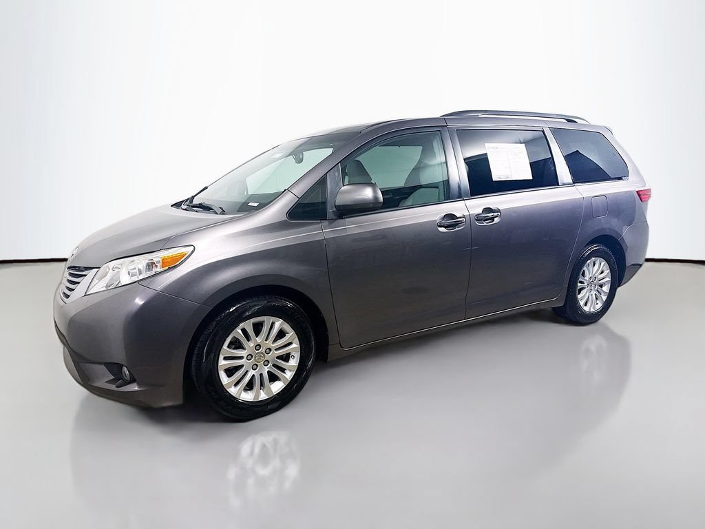 Used 2017 Toyota Sienna XLE w/ XLE Navigation Package FWD image 3