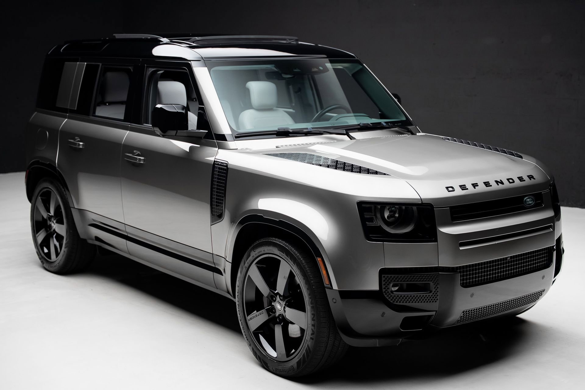 Used 2025 Land Rover Defender 110 X-Dynamic SE AWD/4WD image 39