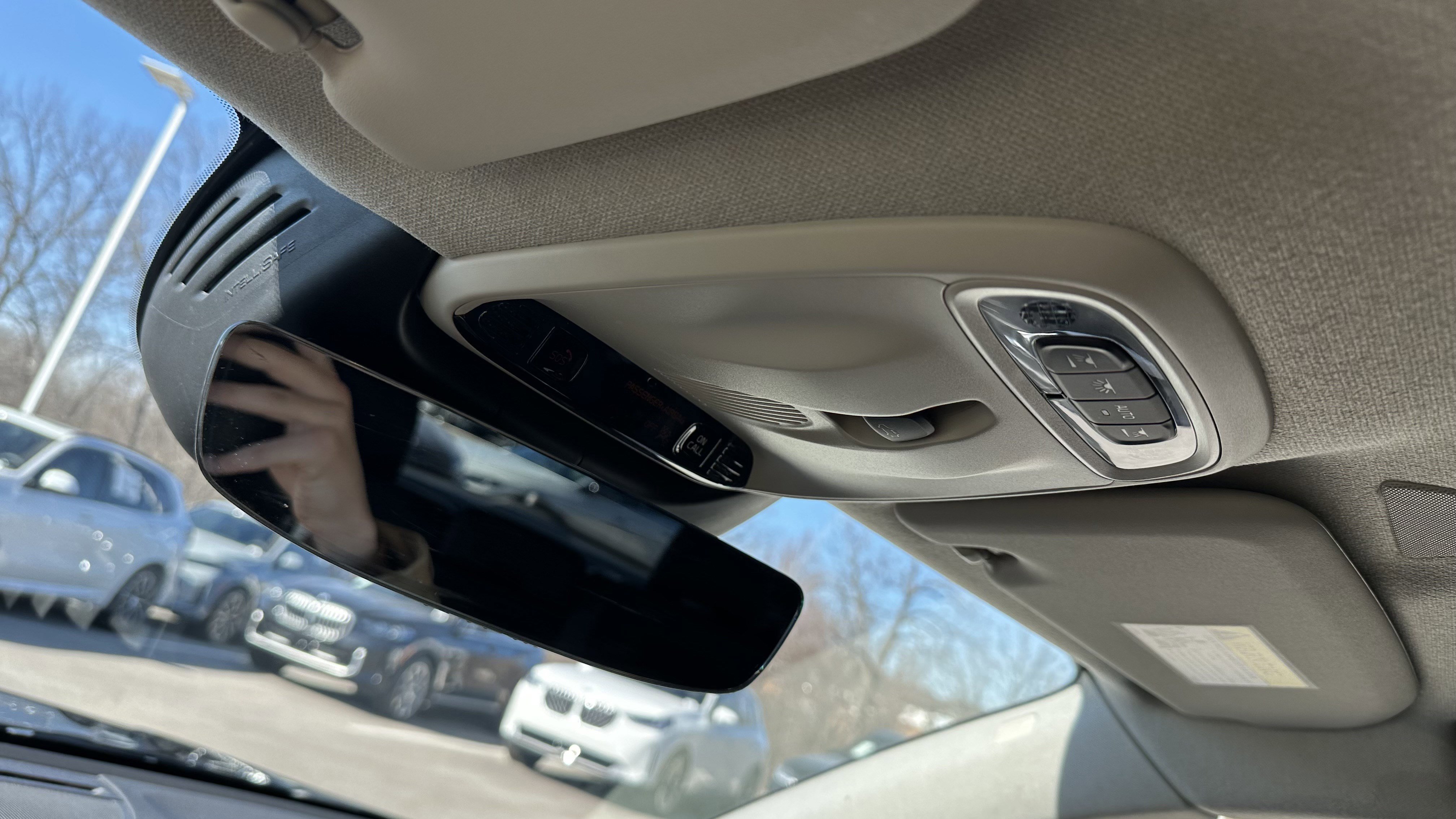 Used 2022 Volvo XC40 T5 Momentum w/ Premium Package image 28