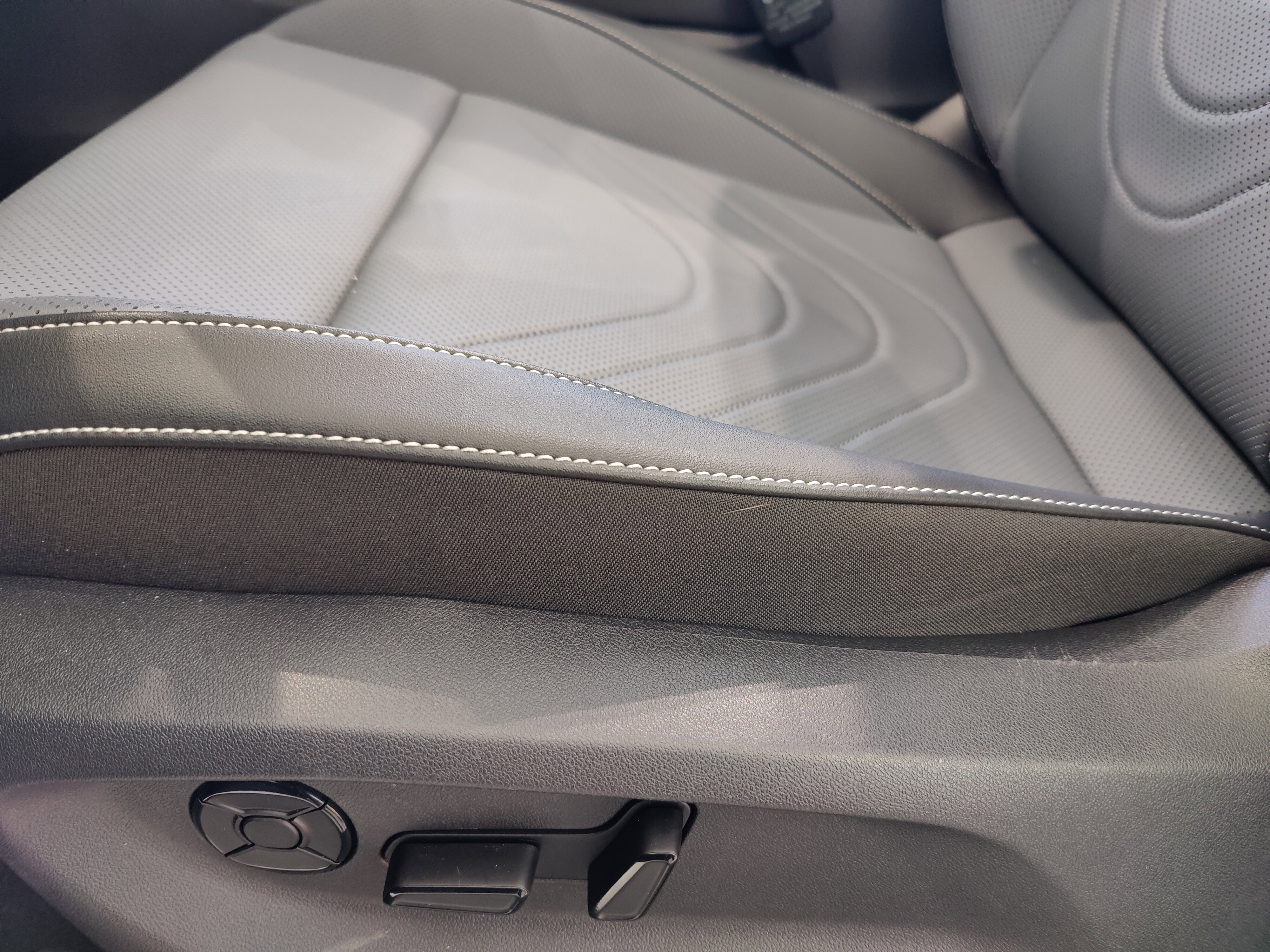 Used 2025 Volkswagen Tiguan SE image 14