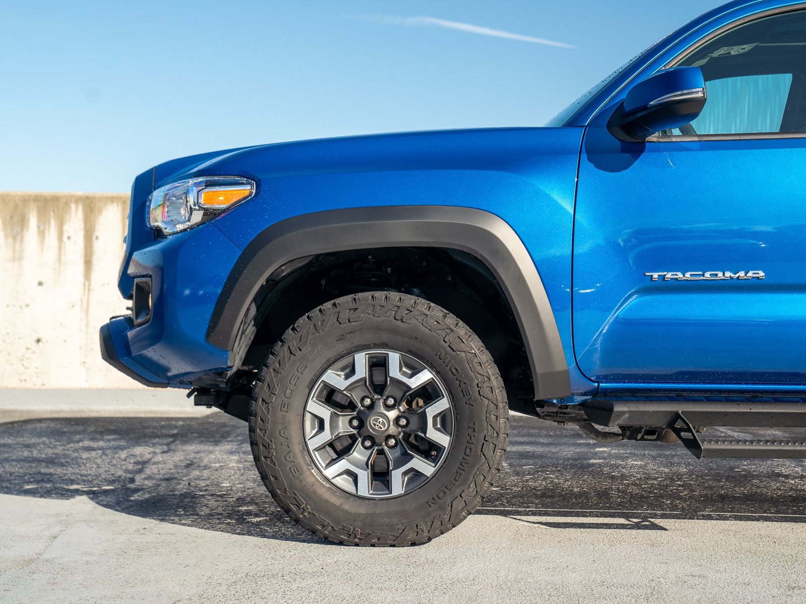 Used 2017 Toyota Tacoma TRD Off-Road w/ Premium & Technology Package AWD/4WD image 12