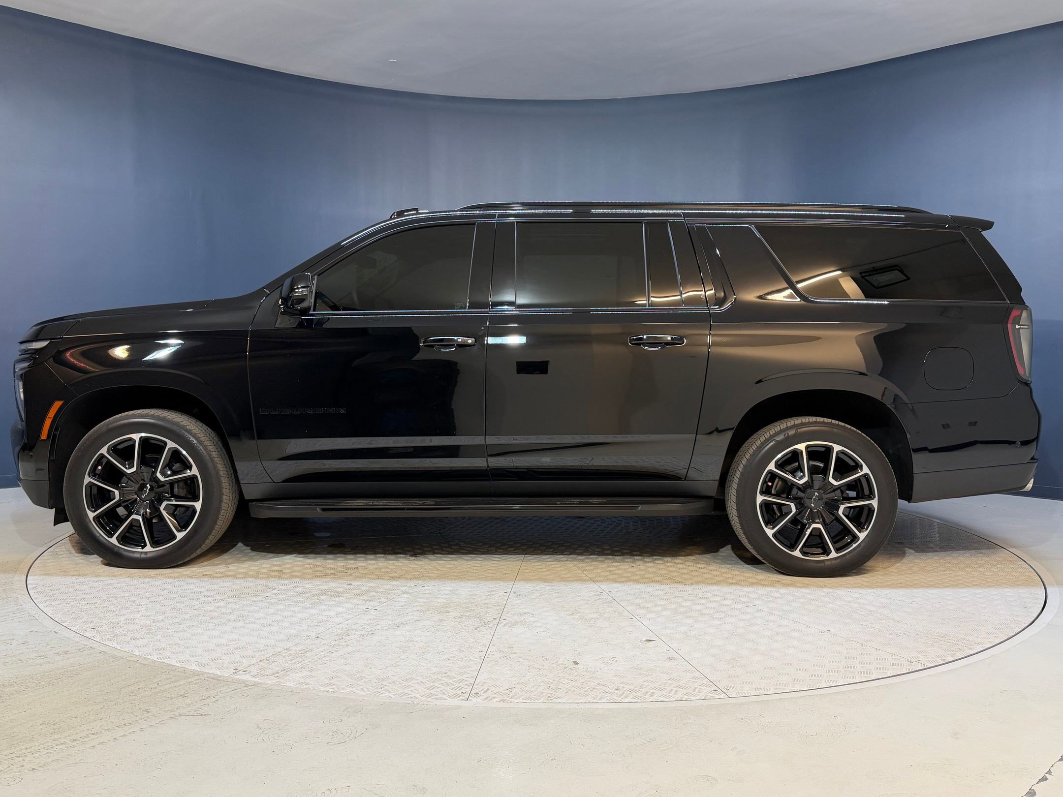 Used 2025 Chevrolet Suburban RST w/ Comfort Package image 2