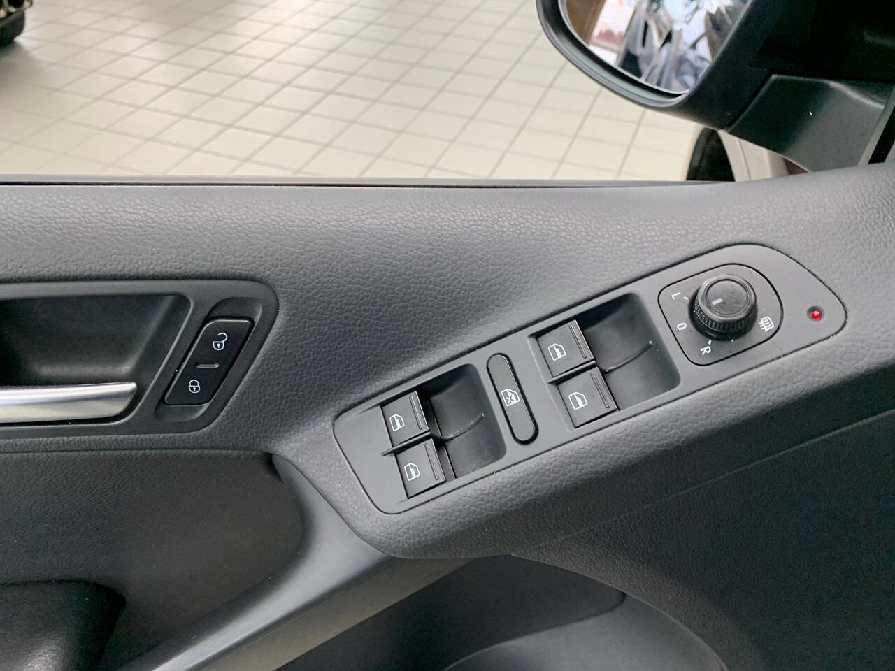 Used 2017 Volkswagen Tiguan S AWD/4WD image 20