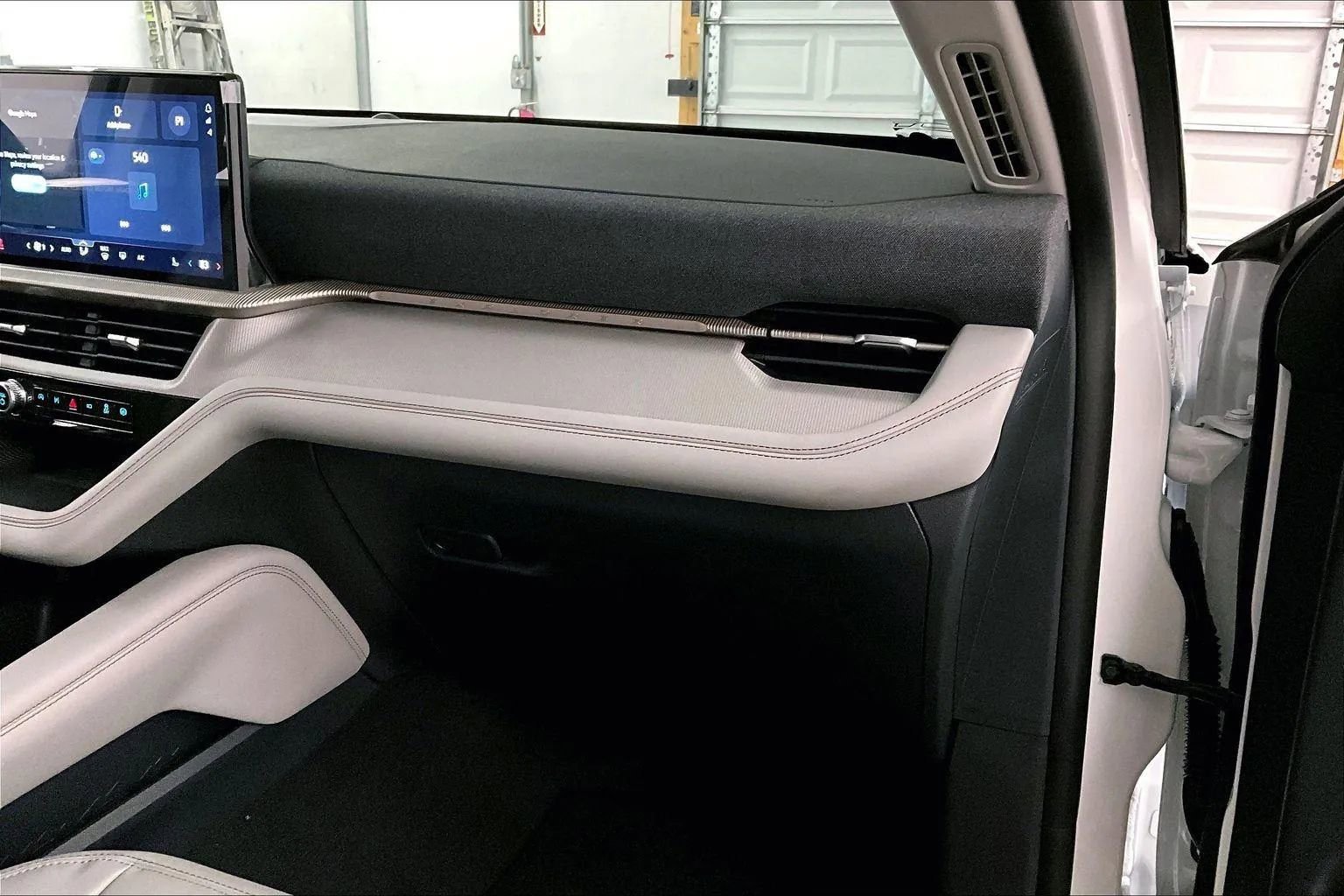 New 2026 Ford Explorer Active w/ Active Comfort Package image 15