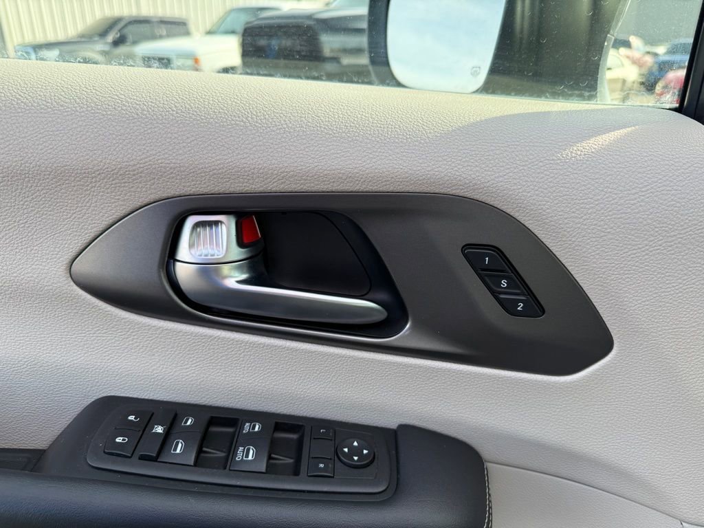 Used 2023 Chrysler Pacifica Touring-L image 9