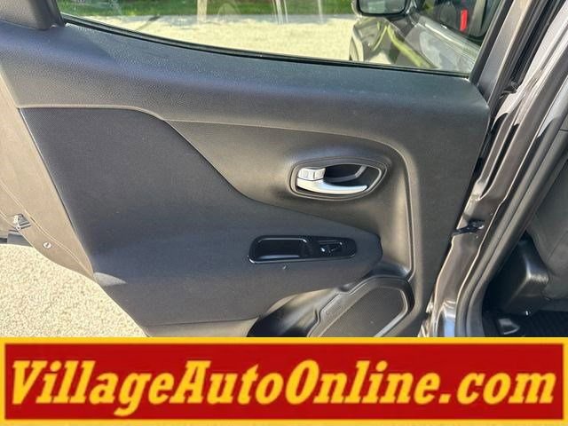 Used 2019 Jeep Renegade Latitude w/ Cold Weather Group AWD/4WD image 36