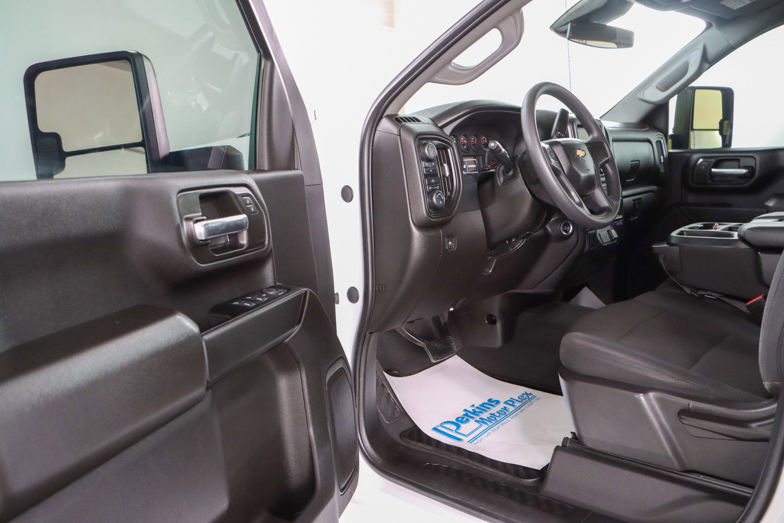 Used 2024 Chevrolet Silverado 2500 Custom image 3