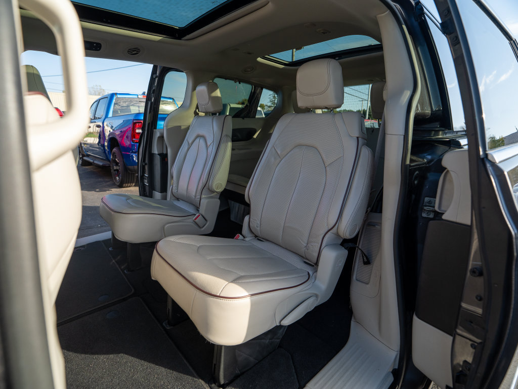 Used 2020 Chrysler Pacifica Limited FWD image 12