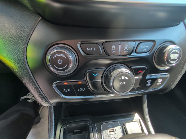 Used 2019 Jeep Cherokee Latitude w/ Popular Appearance Group FWD image 17