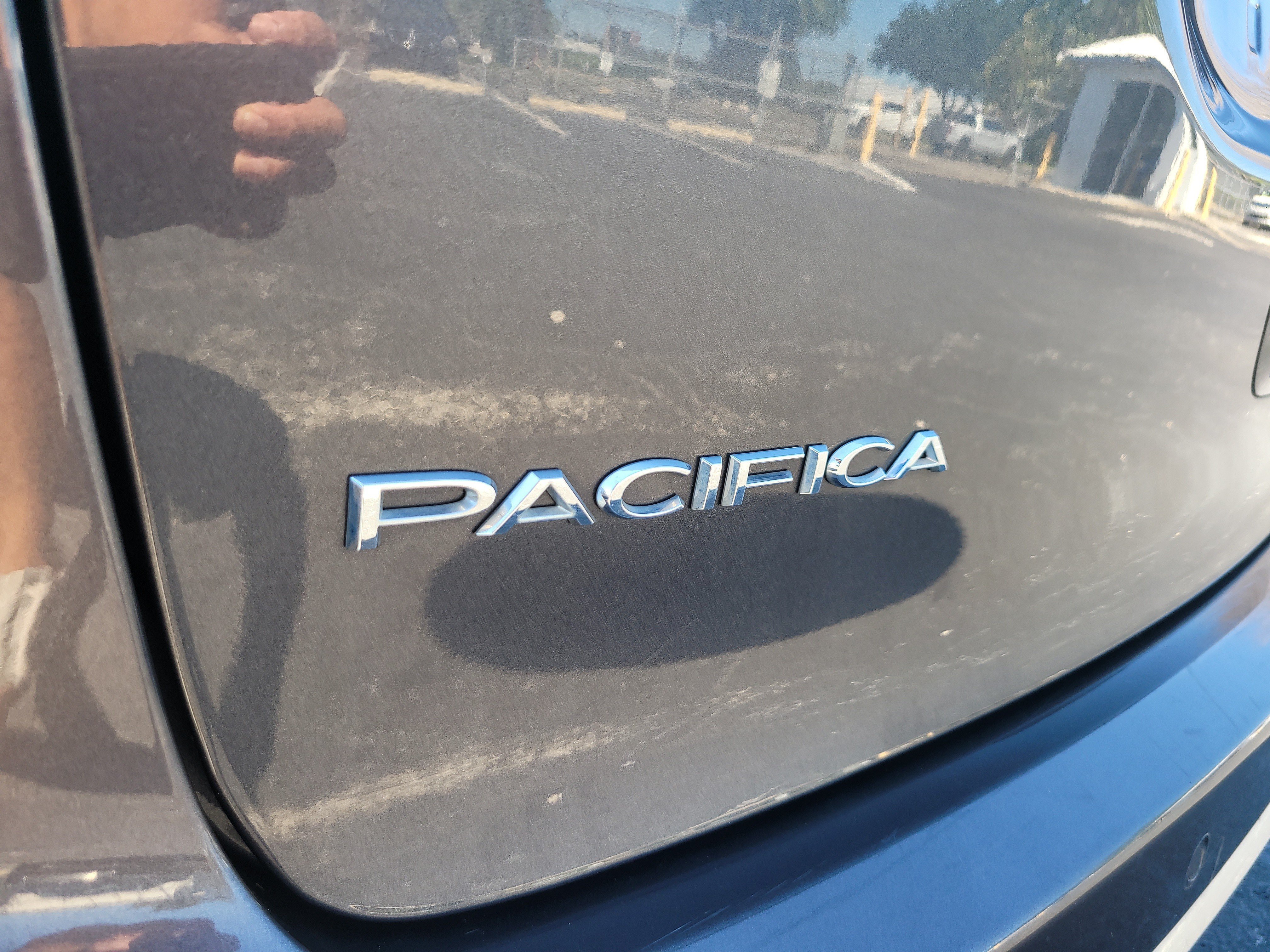 Used 2023 Chrysler Pacifica Touring-L FWD image 7