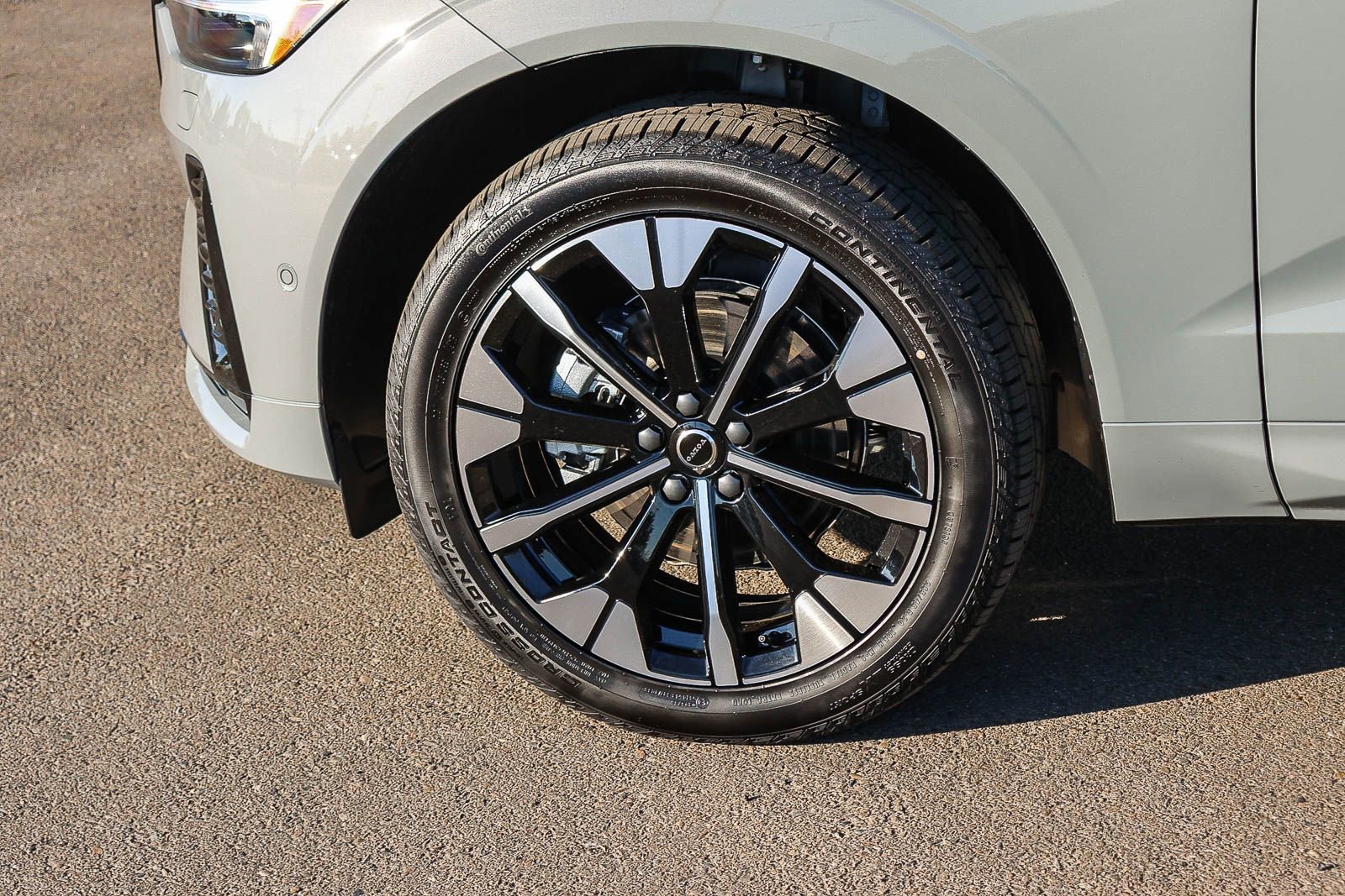 New 2026 Volvo XC60 B5 Plus w/ Climate Package PRO image 9