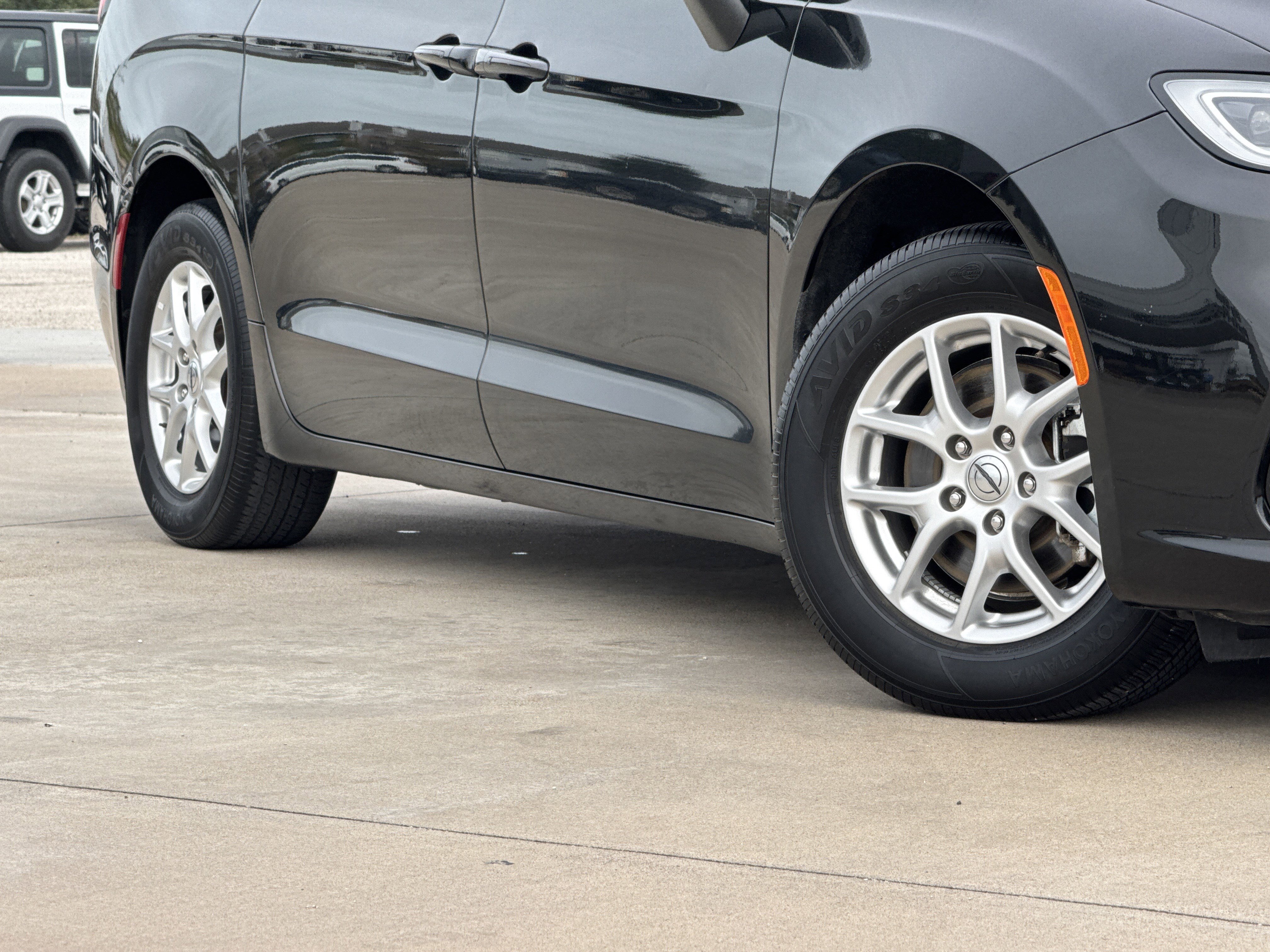 Used 2023 Chrysler Pacifica Touring-L image 3