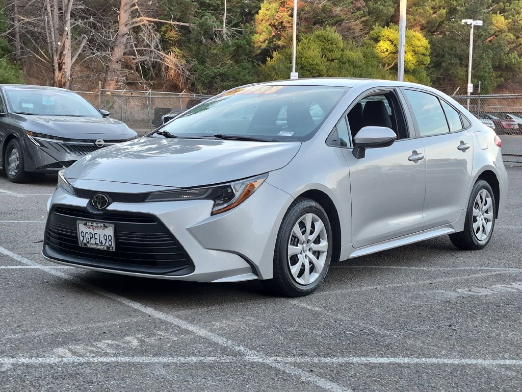 Used 2023 Toyota Corolla LE FWD image 2