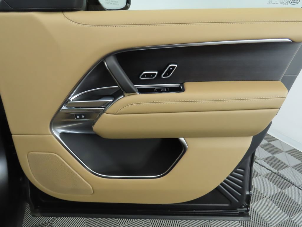 New 2025 Land Rover Range Rover SE image 27