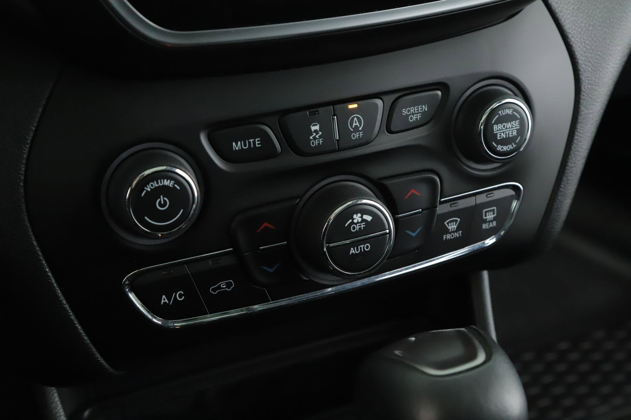 Used 2019 Jeep Cherokee Limited w/ Luxury Group image 16