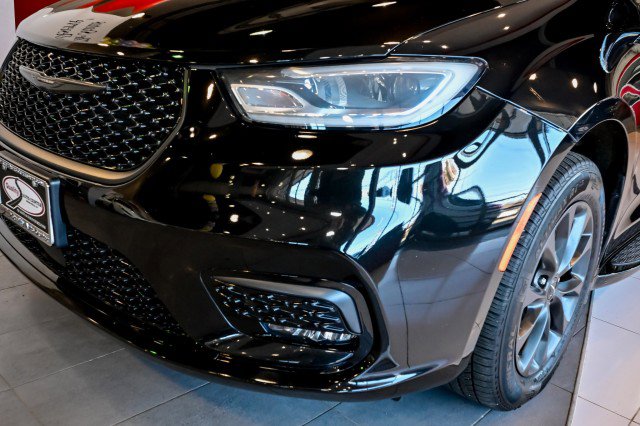 Used 2021 Chrysler Pacifica Touring-L w/ S Appearance Package image 9