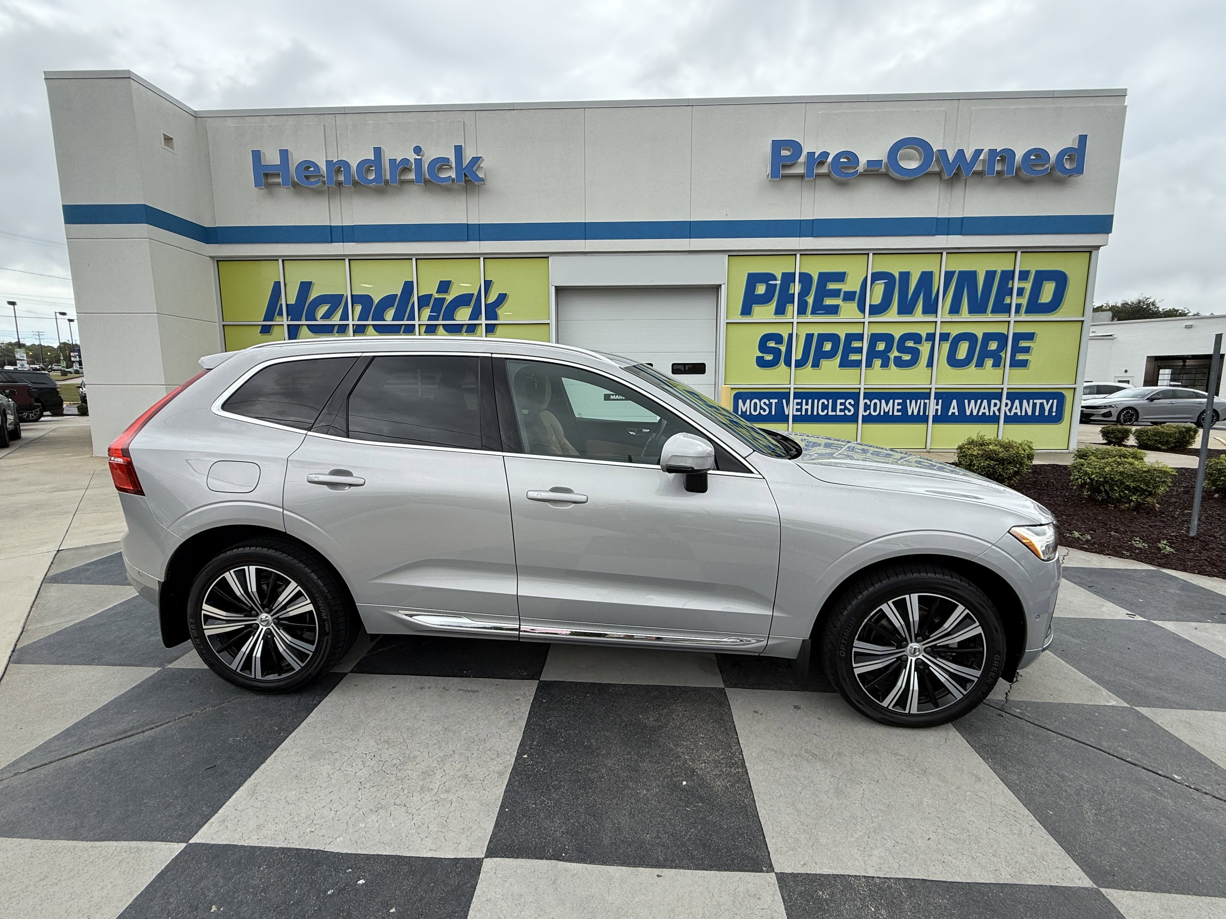 Used 2022 Volvo XC60 B5 Inscription w/ Advanced Package image 2